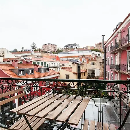 Plum Guide - Apricot Crochet Apartment Lisbon
