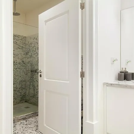 Plum Guide - Apricot Crochet Apartment Lisbon